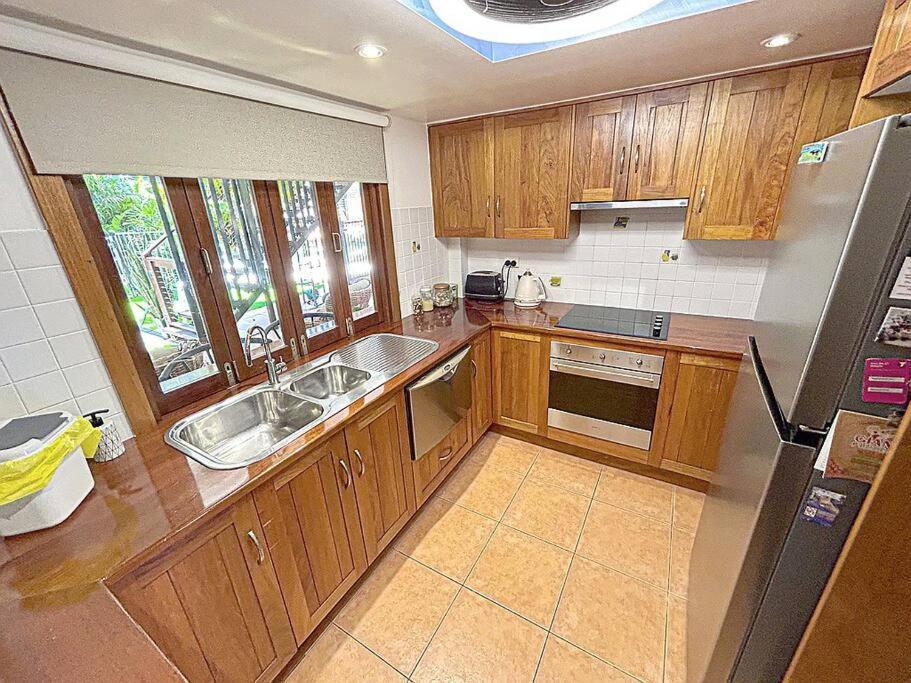 Villa Oasis, In Leafy Whitfield. à Edge Hill Extérieur photo